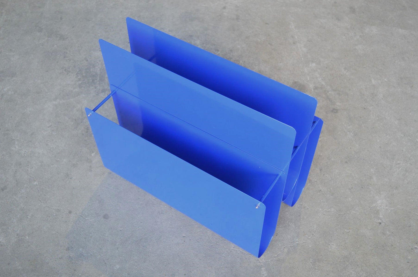 Postmoderner Vintage Zeitungsständer aus Metall 1980s dänisches MCM Design, Space Age Design – zeitgenössisches skandinavisches Mid-Century Design