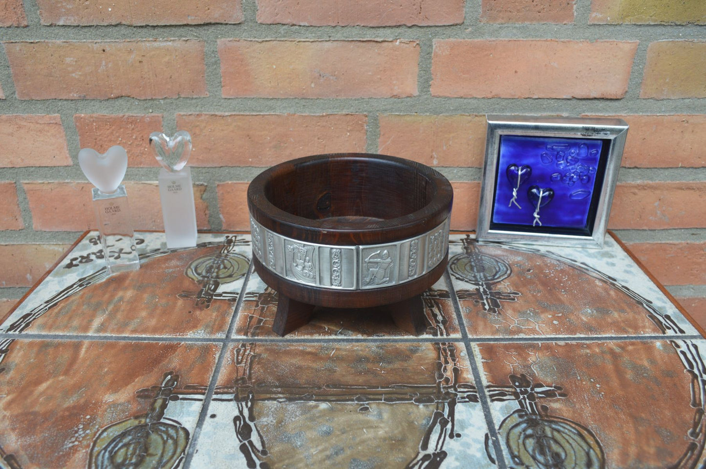 Mid-Century dänische handgearbeitete Holz Schale mit Zinn Wikingerrelief 1960s Danmark Scandi Design - nordische Mythologie