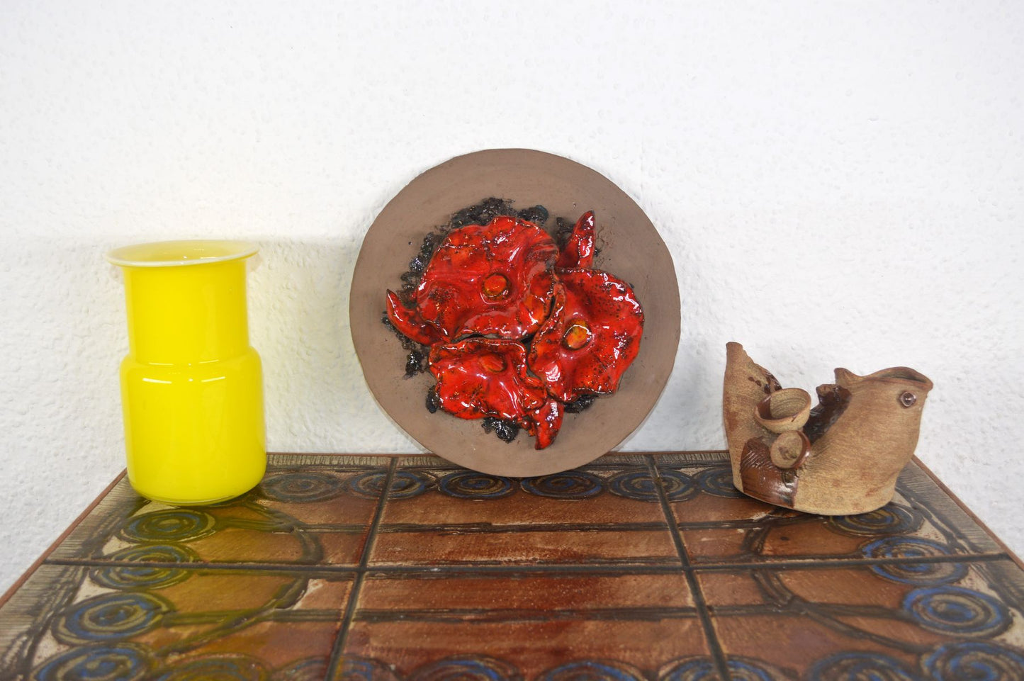 Mid-Century Fat-Lava signierte dänische Studiokeramik Wandplatte Made in Denmark 1970s Pop-Art dänische zeitgenössische Kunstkeramik