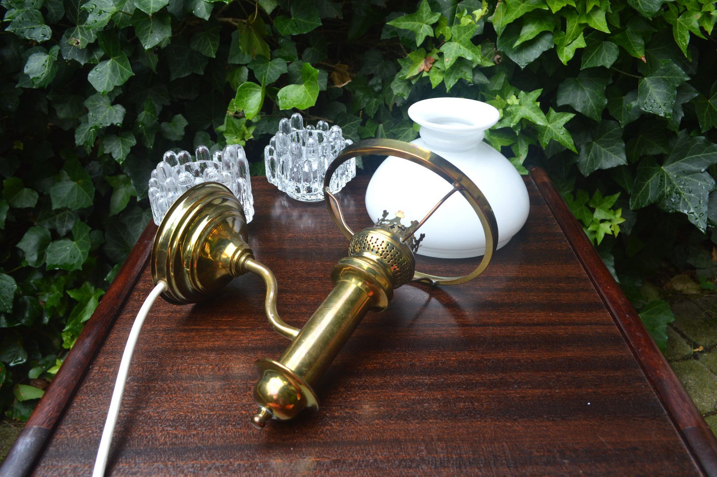 Antike Petroleum Wandlampe mit Opalglas Lampenschirm dänisches Mid-Century Design 1960s Petroleum Lampe Danish Design Designlampe