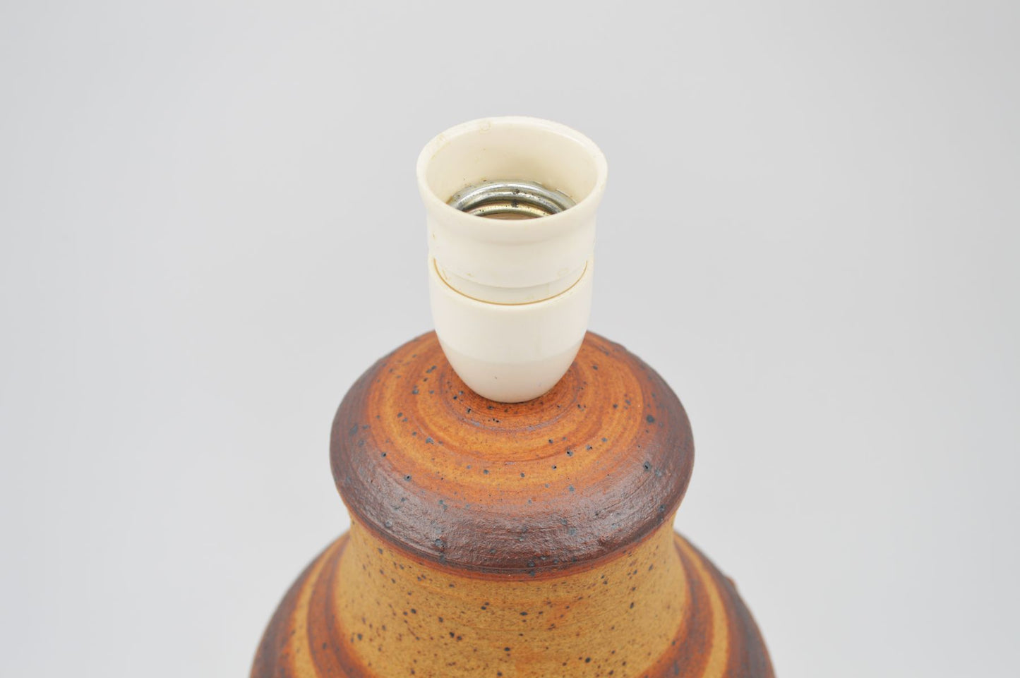 Zeitgenössische moderne Studiokeramik Lampe Gavehuset Herning Dänemark skulpturale Tischlampe 1970s brutalistische Kunstkeramik Danish Design