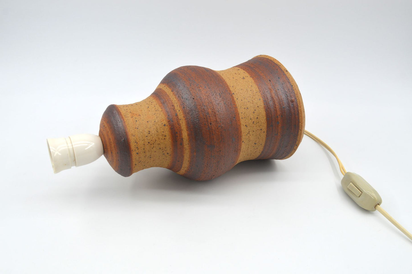 Zeitgenössische moderne Studiokeramik Lampe Gavehuset Herning Dänemark skulpturale Tischlampe 1970s brutalistische Kunstkeramik Danish Design