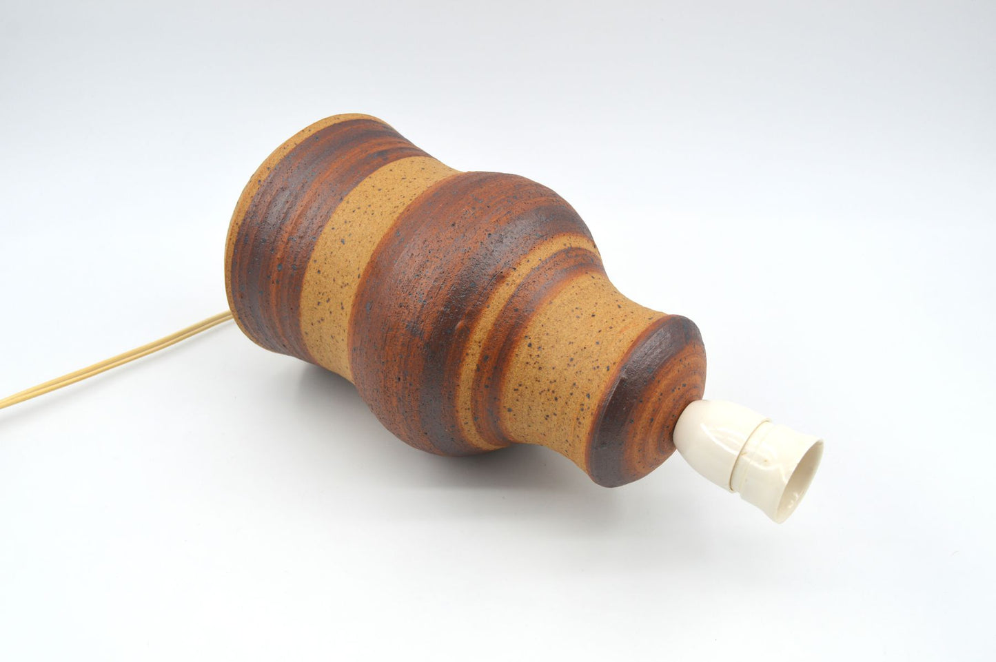 Zeitgenössische moderne Studiokeramik Lampe Gavehuset Herning Dänemark skulpturale Tischlampe 1970s brutalistische Kunstkeramik Danish Design