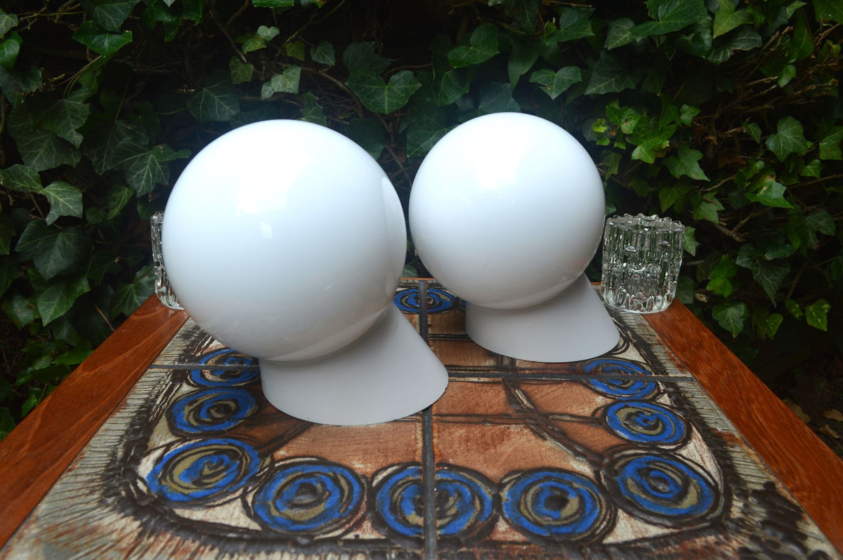 Dänische Nordisk Solar Mid-Century Badezimmer Lampen – 1960s Bauhaus Design Kugellampen mit Milchglas Lampenschirm – 1960s Kugel Design Wandlampen
