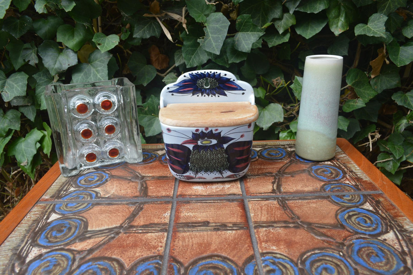 Vintage Royal Copenhagen Fajance Dose 132/261 Beth Breyen Crazy Birds Design Salz-Box mit Deckel 1960s Mid-Century Danish Modern Design