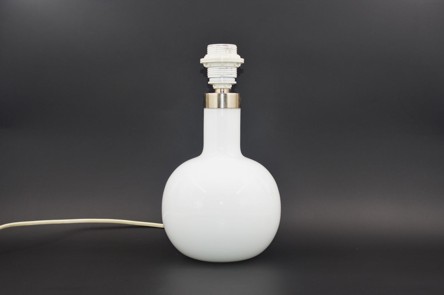 Mid-Century Michael Bang für Holmegaard Denmark "Boule" weiße Opalglas Tischlampe Michael Bang Design - 1980s MCM Designklassiker