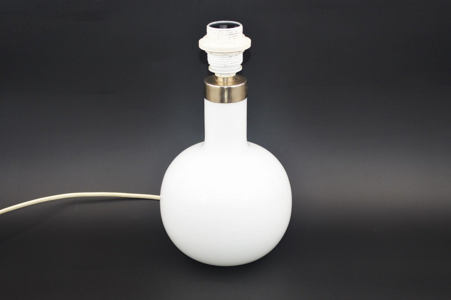 Mid-Century Michael Bang für Holmegaard Denmark "Boule" weiße Opalglas Tischlampe Michael Bang Design - 1980s MCM Designklassiker