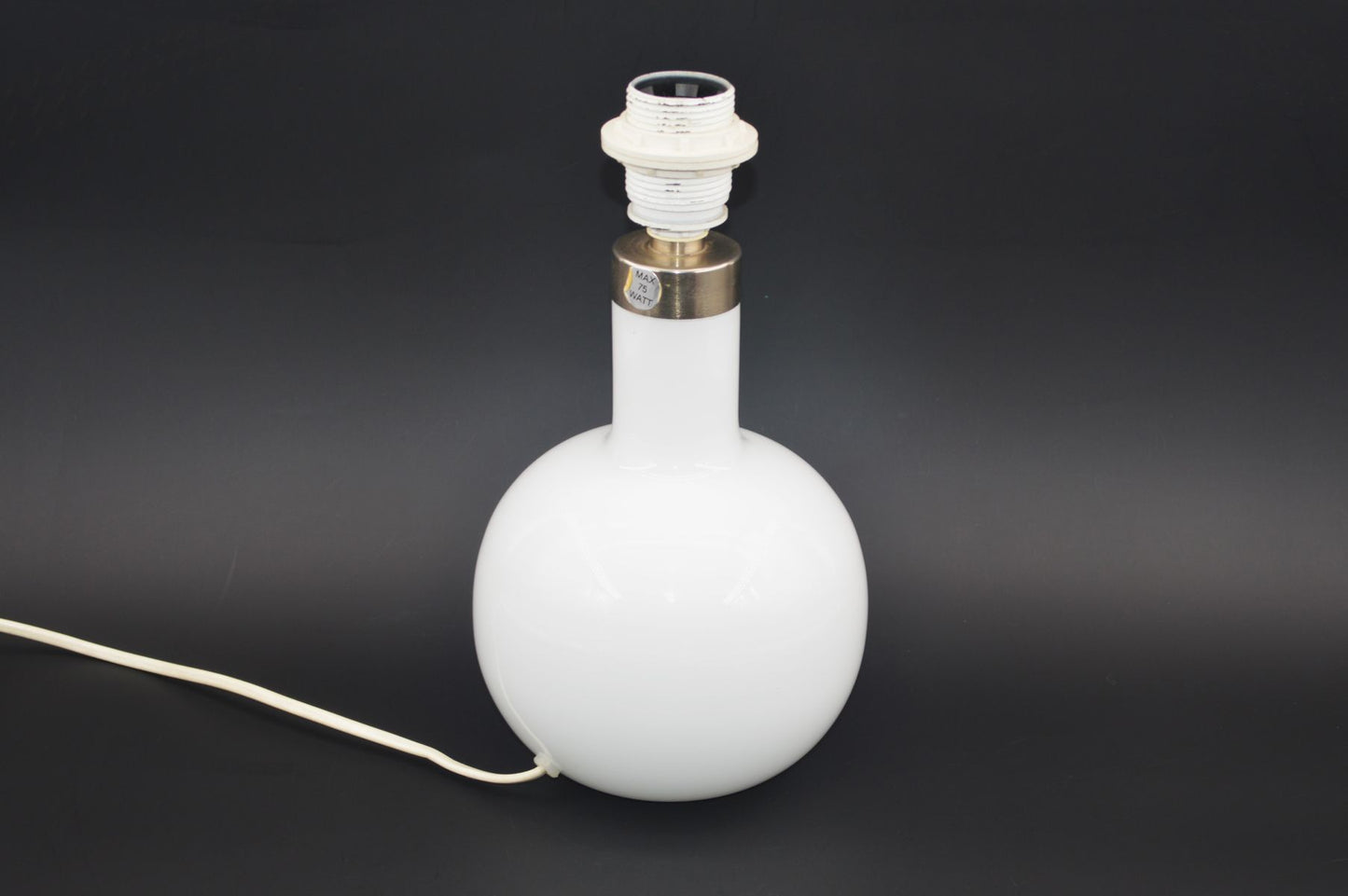 Mid-Century Michael Bang für Holmegaard Denmark "Boule" weiße Opalglas Tischlampe Michael Bang Design - 1980s MCM Designklassiker