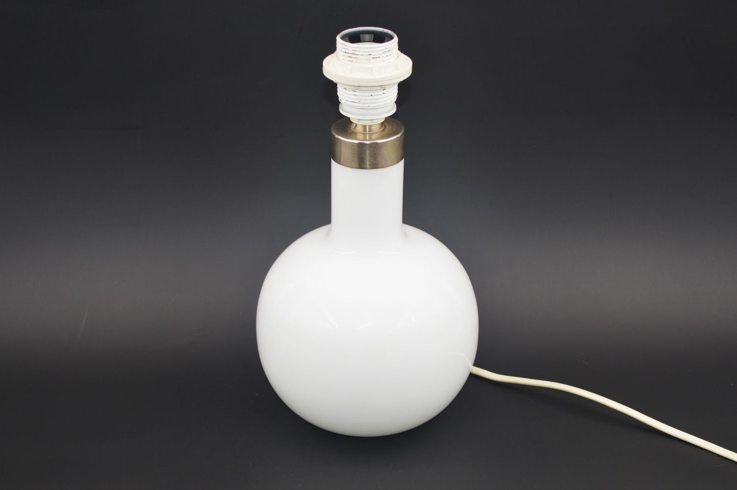 Mid-Century Michael Bang für Holmegaard Denmark "Boule" weiße Opalglas Tischlampe Michael Bang Design - 1980s MCM Designklassiker