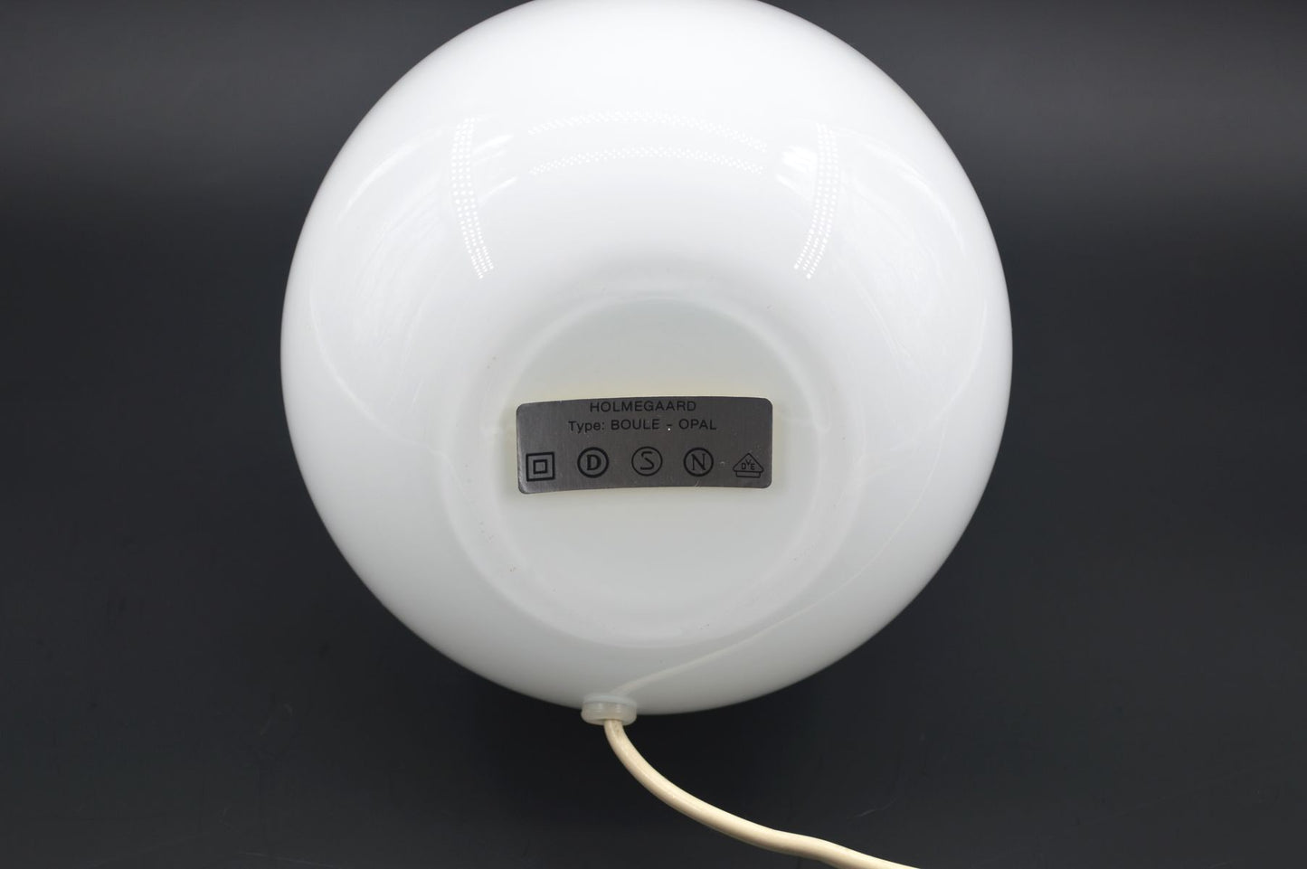 Mid-Century Michael Bang für Holmegaard Denmark "Boule" weiße Opalglas Tischlampe Michael Bang Design - 1980s MCM Designklassiker