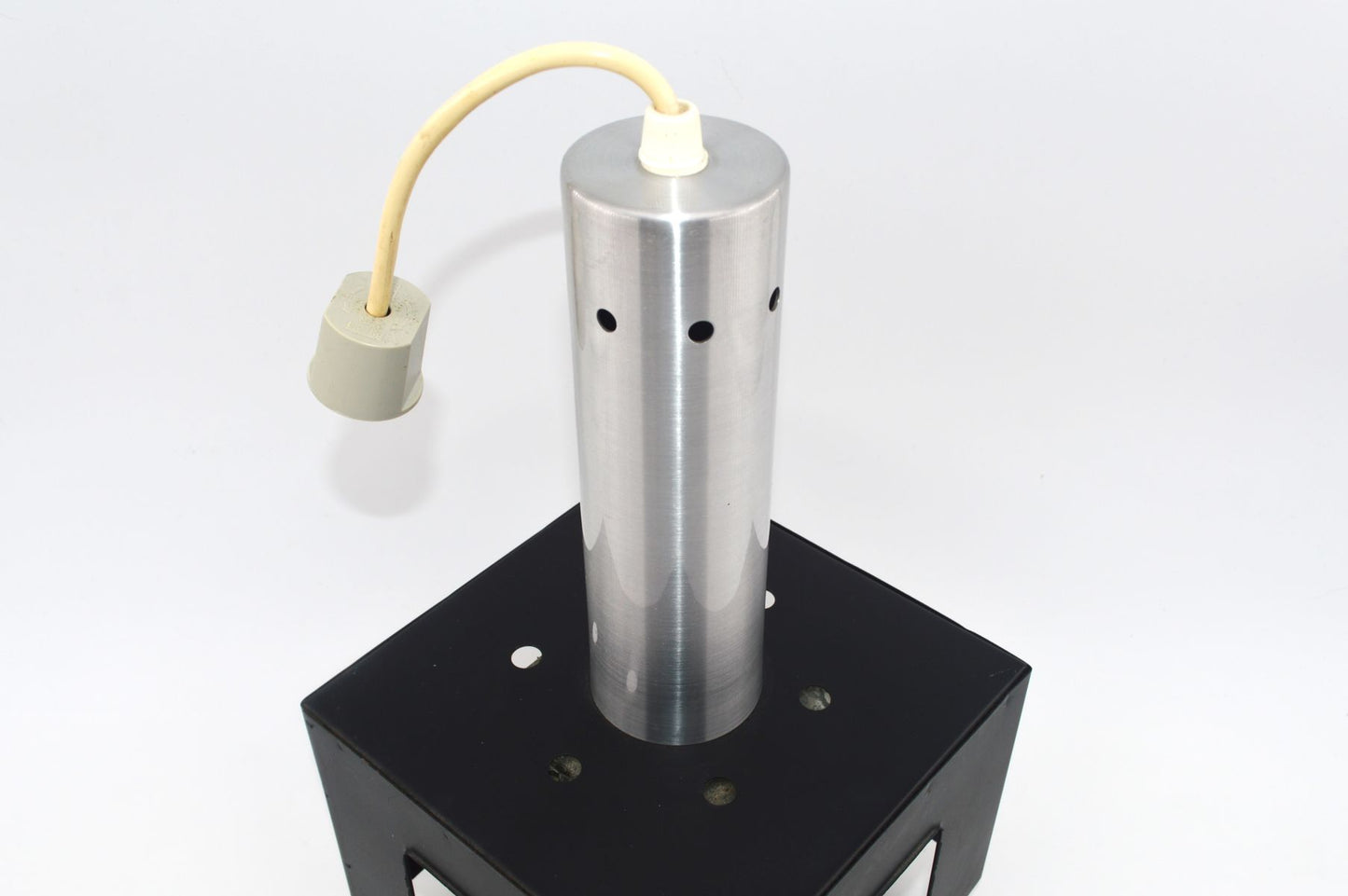 Minimalistische Mid-Century Modern dänische Design Metall Hängelampe Lyfa Danmark1970s zeitgenössische Danish Design Lampe