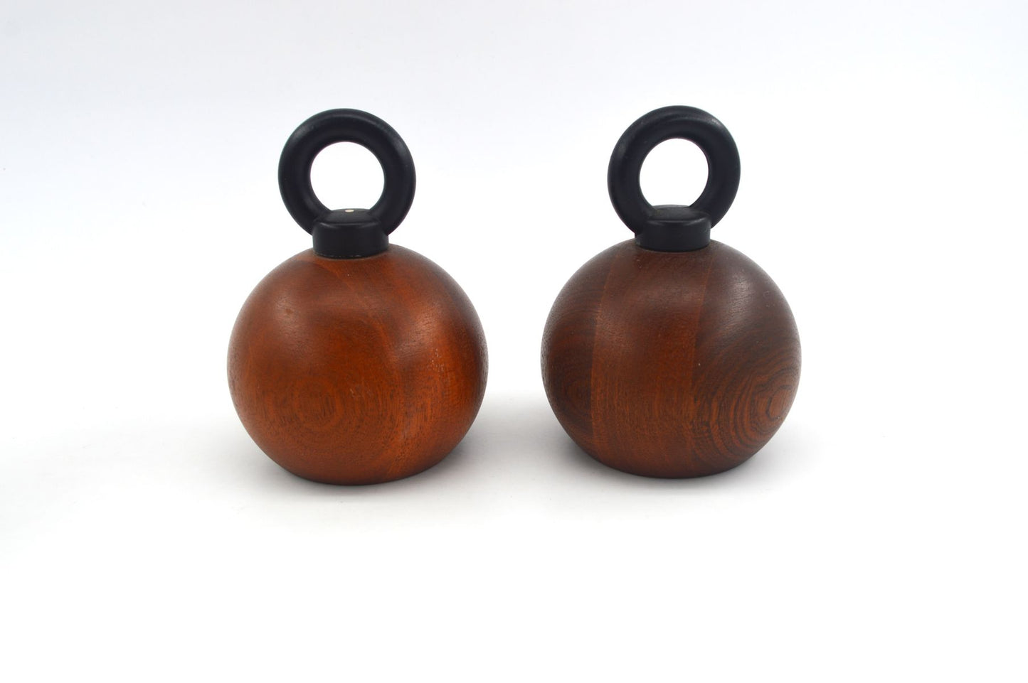 MCM Bodum Denmark kugelförmige Teakholz Salz und Pfeffer Mühlen 1980s Richard Nissen Danish Modern Designklassiker - dänisches Vintage Design