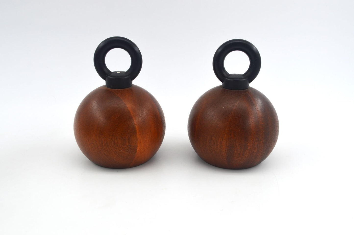 MCM Bodum Denmark kugelförmige Teakholz Salz und Pfeffer Mühlen 1980s Richard Nissen Danish Modern Designklassiker - dänisches Vintage Design