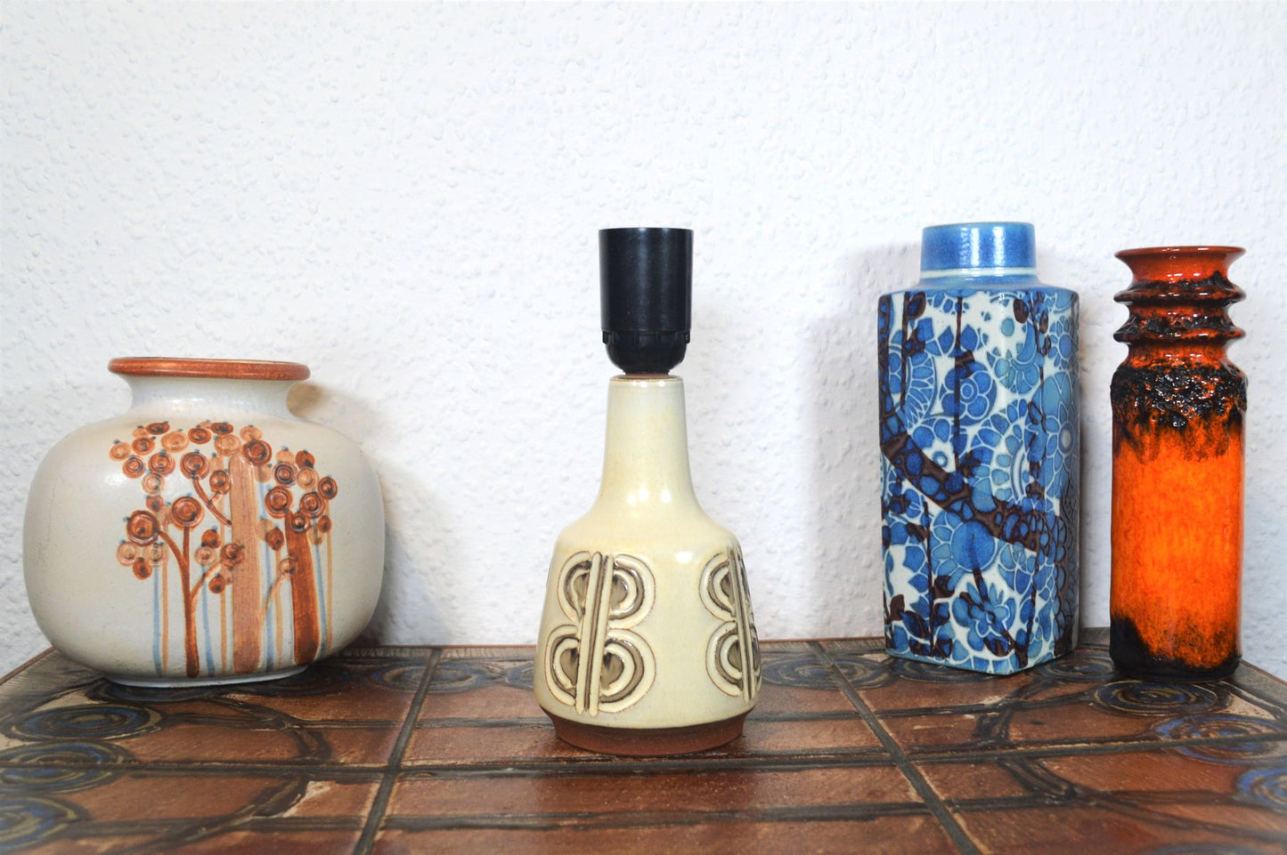 Moderne Axella Stentøj Danmark Fat-Lava Tischlampe 557 "Ole" für Aksel Larsen 1970s zeitgenössische dänische Kunstkeramik Danish Modern Art