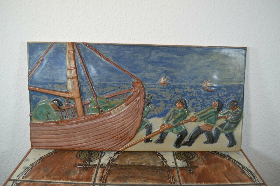 Große Marianne Starck Wandplatte 6477 "Fischer" für Michael Andersen Bornholm Keramik 1960s Design Dänemark