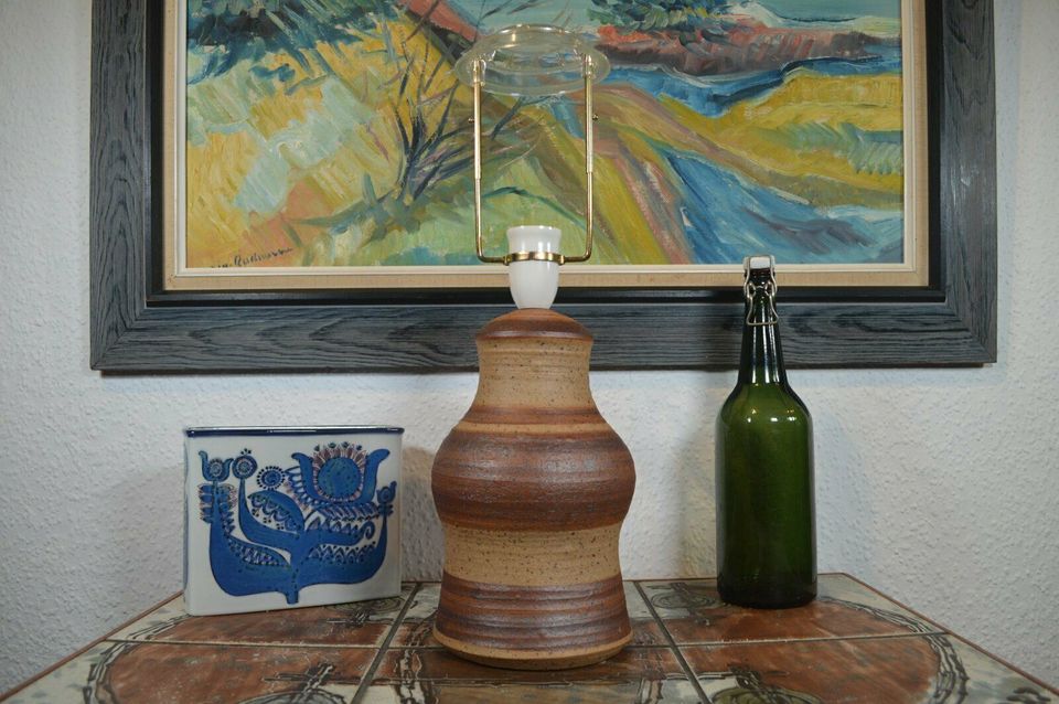 Zeitgenössische moderne Studiokeramik Lampe Gavehuset Herning Dänemark skulpturale Tischlampe 1970s brutalistische Kunstkeramik Danish Design