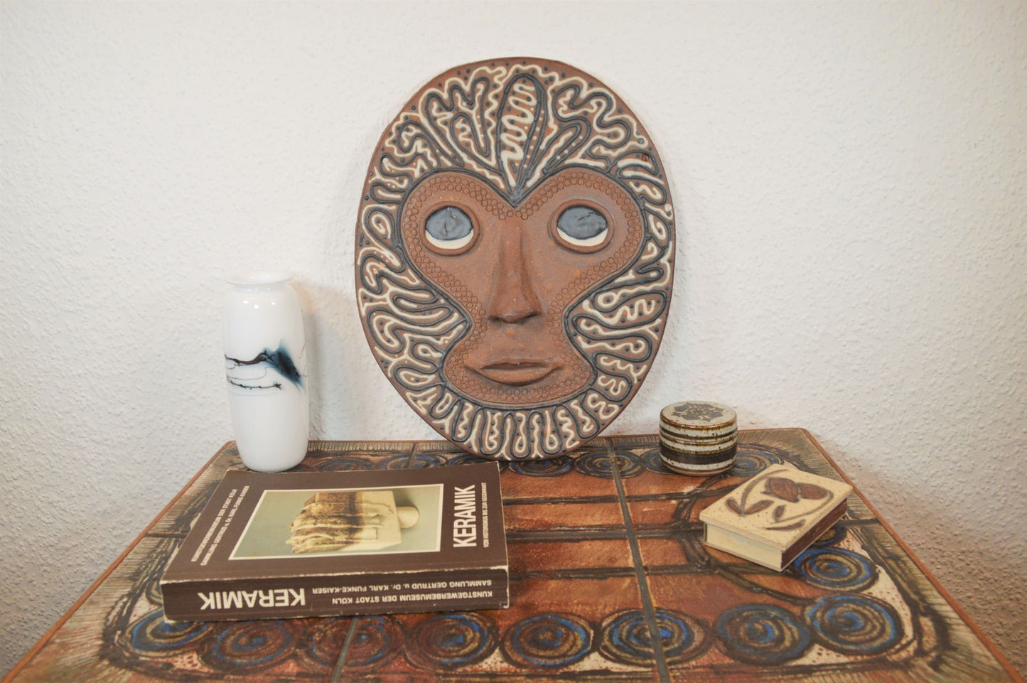 Mid-Century Modern Aase Løkken Studiokeramik Wandbild Wandskulptur 1980s African Design zeitgenössische dänische Kunstkeramik MCM Art