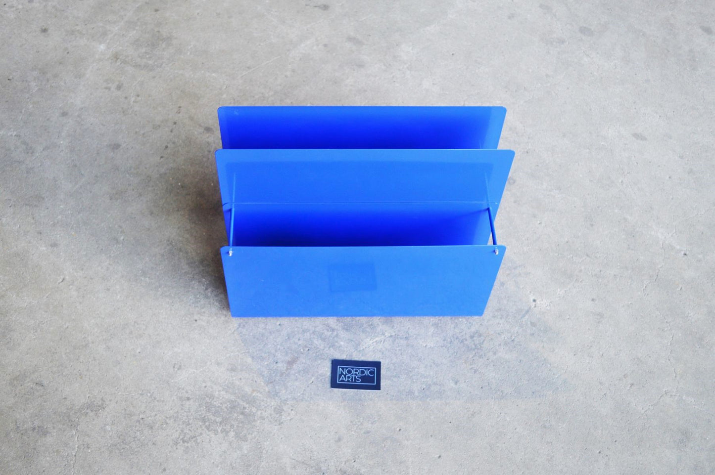 Postmoderner Vintage Zeitungsständer aus Metall 1980s dänisches MCM Design, Space Age Design – zeitgenössisches skandinavisches Mid-Century Design