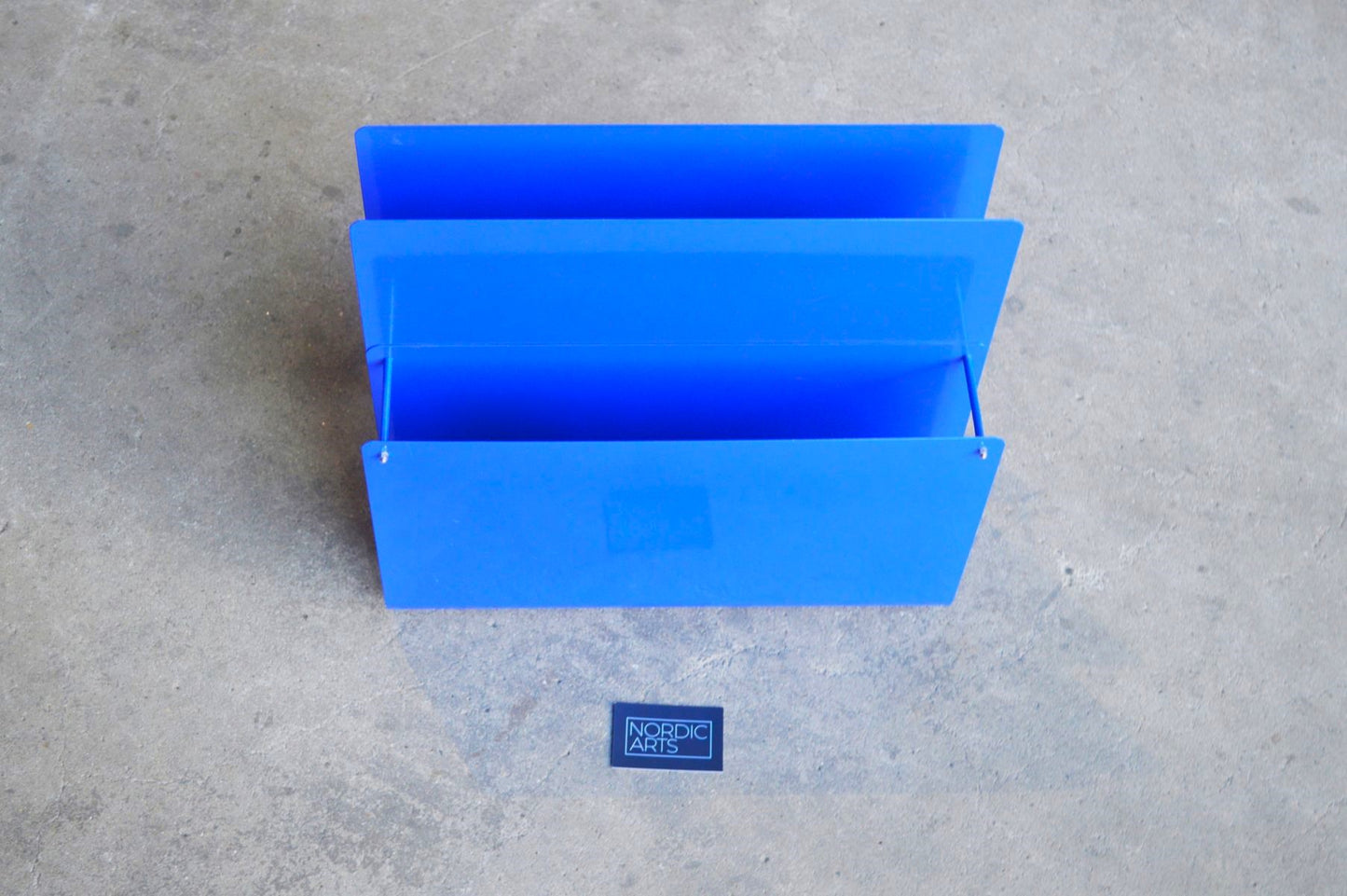 Postmoderner Vintage Zeitungsständer aus Metall 1980s dänisches MCM Design, Space Age Design – zeitgenössisches skandinavisches Mid-Century Design