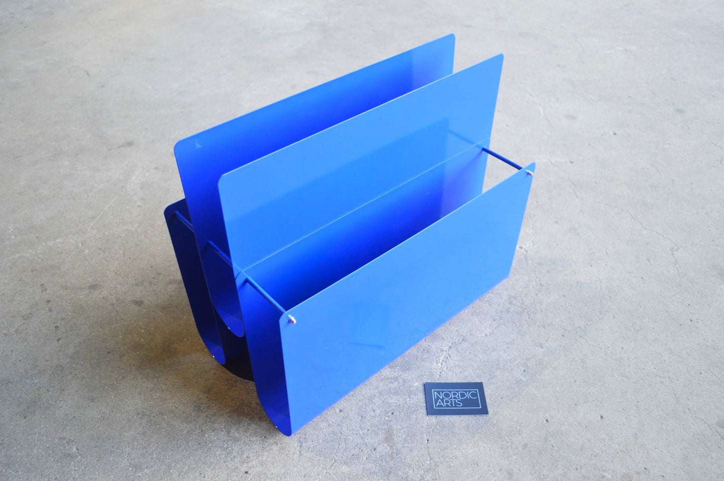 Postmoderner Vintage Zeitungsständer aus Metall 1980s dänisches MCM Design, Space Age Design – zeitgenössisches skandinavisches Mid-Century Design