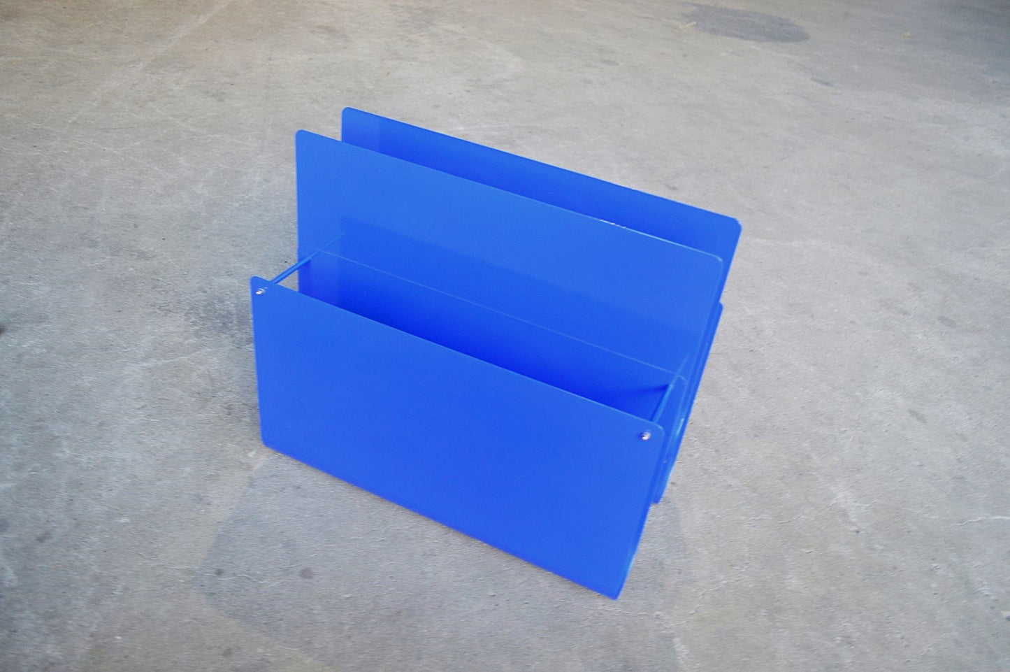 Postmoderner Vintage Zeitungsständer aus Metall 1980s dänisches MCM Design, Space Age Design – zeitgenössisches skandinavisches Mid-Century Design