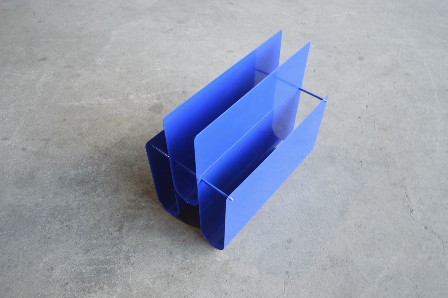 Postmoderner Vintage Zeitungsständer aus Metall 1980s dänisches MCM Design, Space Age Design – zeitgenössisches skandinavisches Mid-Century Design