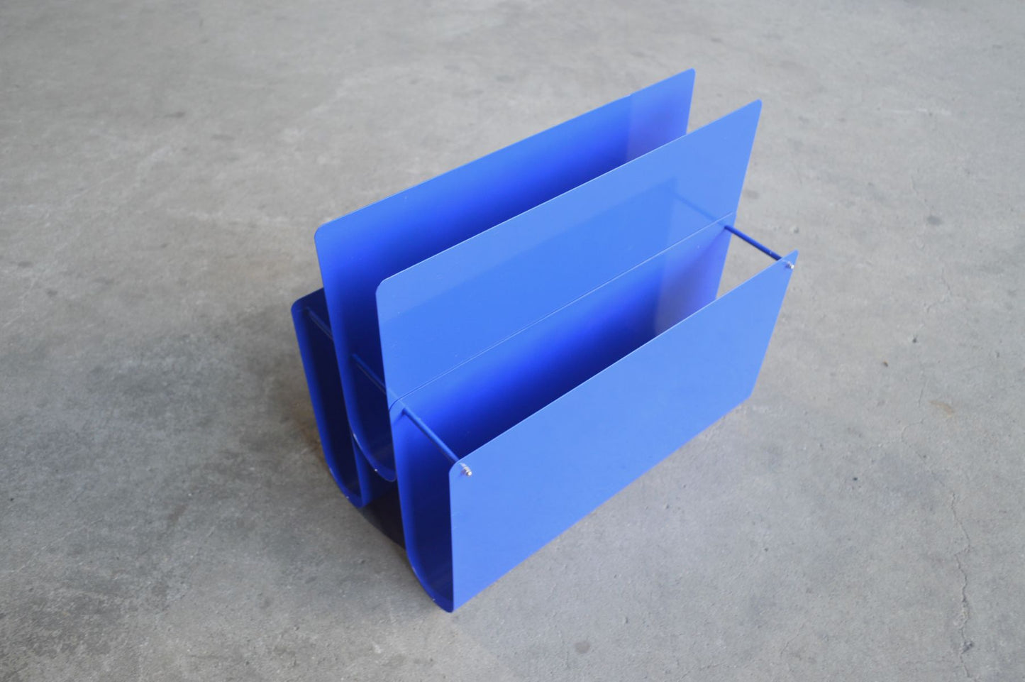 Postmoderner Vintage Zeitungsständer aus Metall 1980s dänisches MCM Design, Space Age Design – zeitgenössisches skandinavisches Mid-Century Design