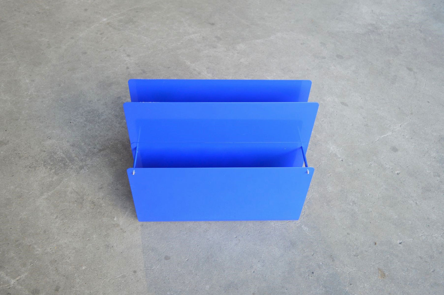 Postmoderner Vintage Zeitungsständer aus Metall 1980s dänisches MCM Design, Space Age Design – zeitgenössisches skandinavisches Mid-Century Design