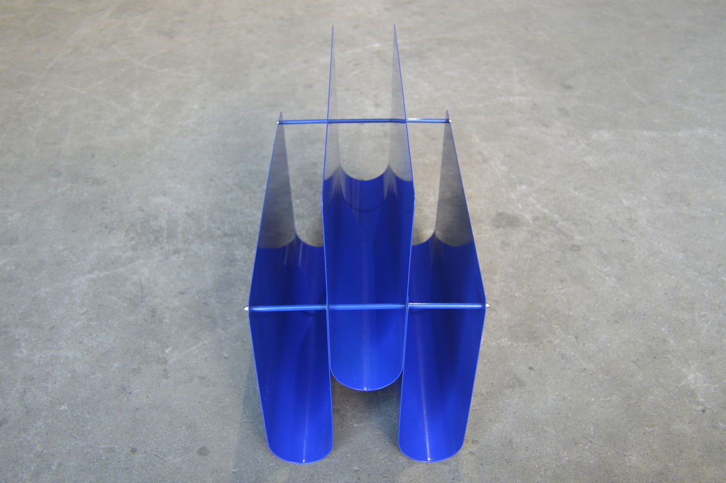 Postmoderner Vintage Zeitungsständer aus Metall 1980s dänisches MCM Design, Space Age Design – zeitgenössisches skandinavisches Mid-Century Design