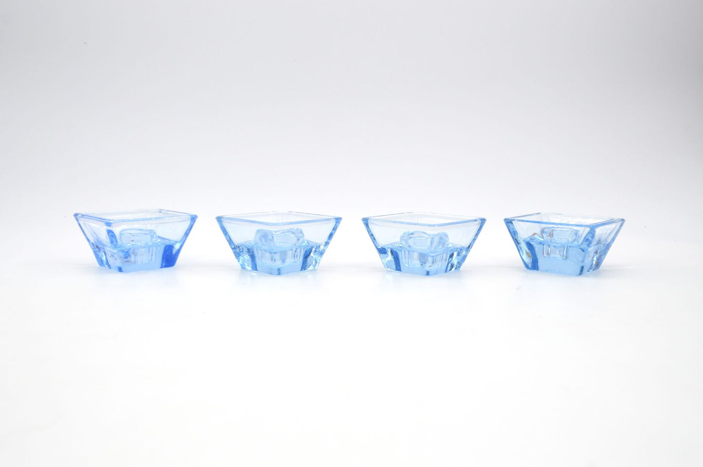 Mid-Century 1960s blaue Holmegaard Kastrup Design Danmark 4 Kerzenhalter 16524 Per Lütken (1916-1998) Design 1960s – Danish Modern Designklassiker