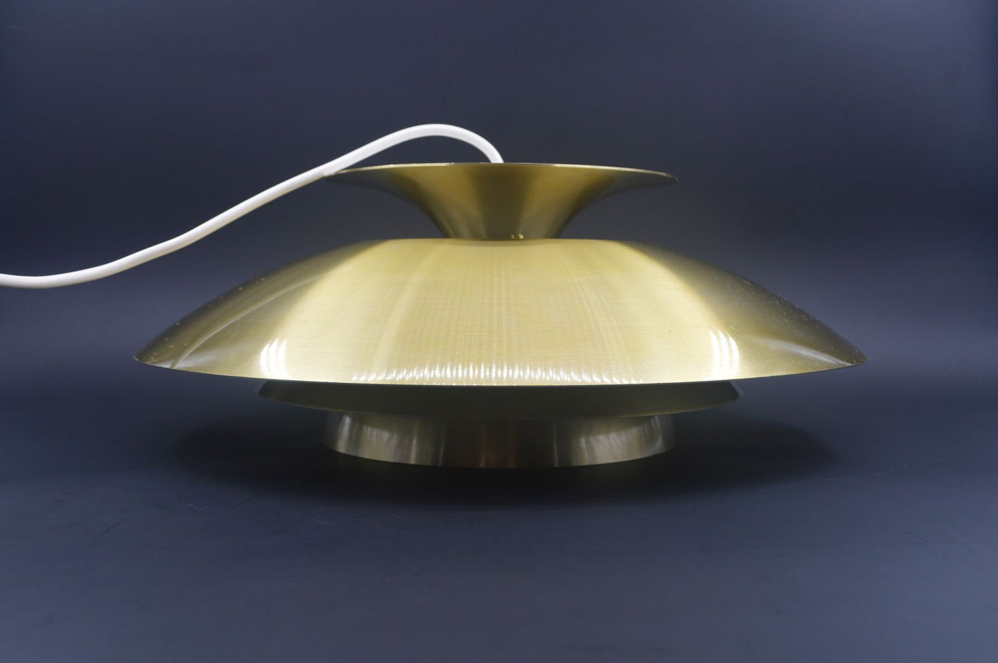 1970s goldene Jeka Metaltryk A/S Denmark Designlampe 1007-H Kurt Wiborg Design – dänische MCM Design Hängelampe