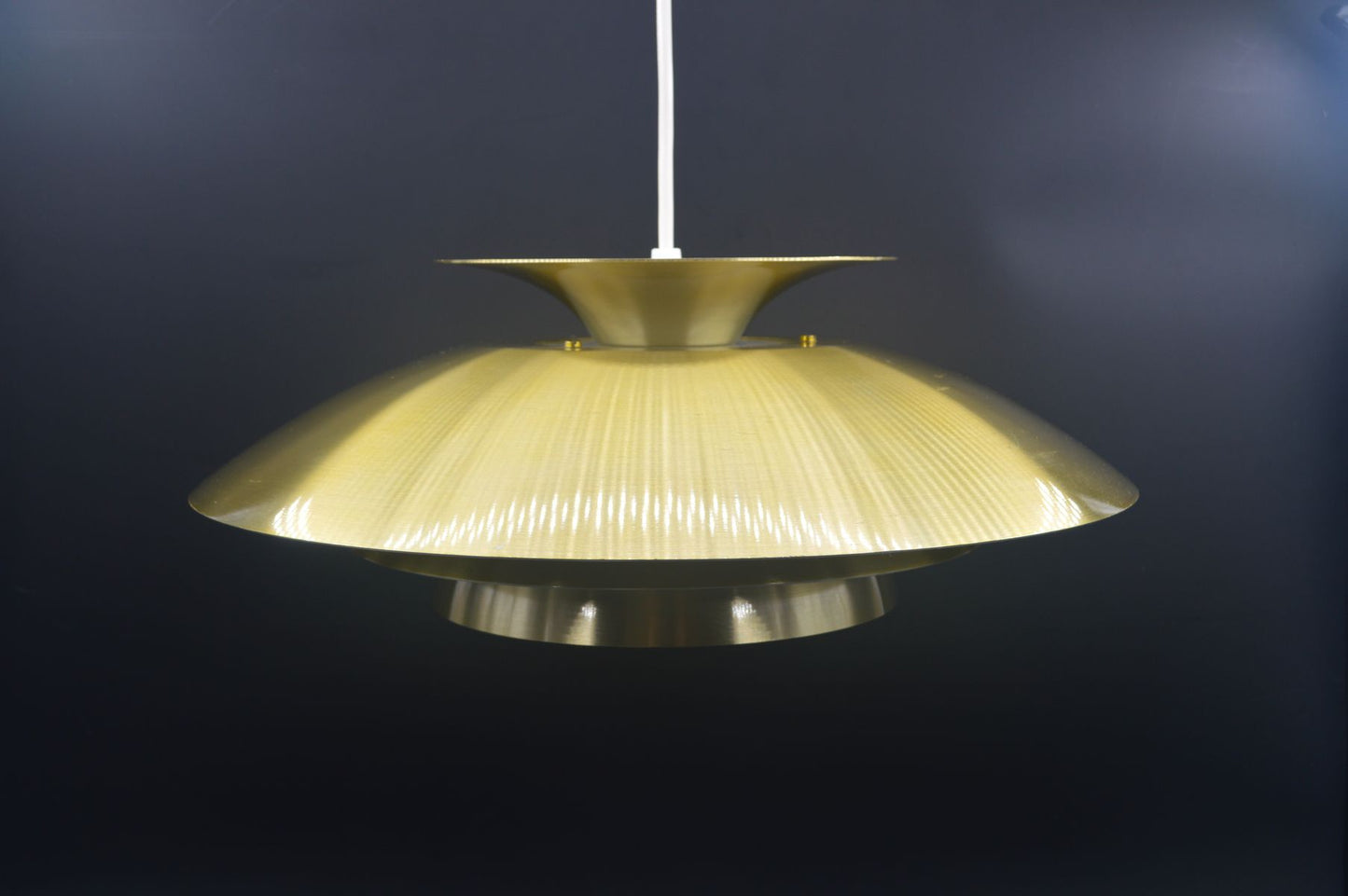 1970s goldene Jeka Metaltryk A/S Denmark Designlampe 1007-H Kurt Wiborg Design – dänische MCM Design Hängelampe