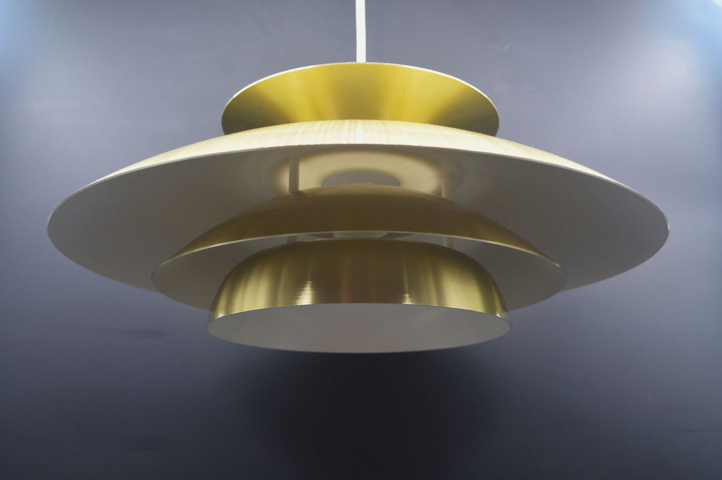 1970s goldene Jeka Metaltryk A/S Denmark Designlampe 1007-H Kurt Wiborg Design – dänische MCM Design Hängelampe
