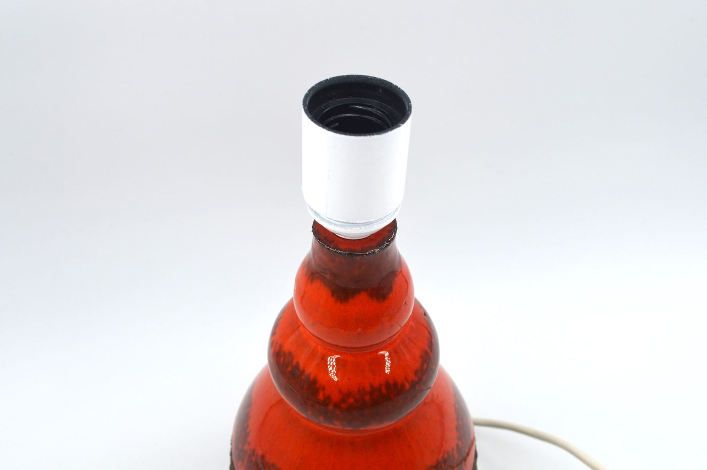 Mid-Century signierte Jysk Keramik Lampe mit intensiver Fat-Lava Glasur 1970s zeitgenössische dänische Mid-Century Modern Kunstkeramik Lampe