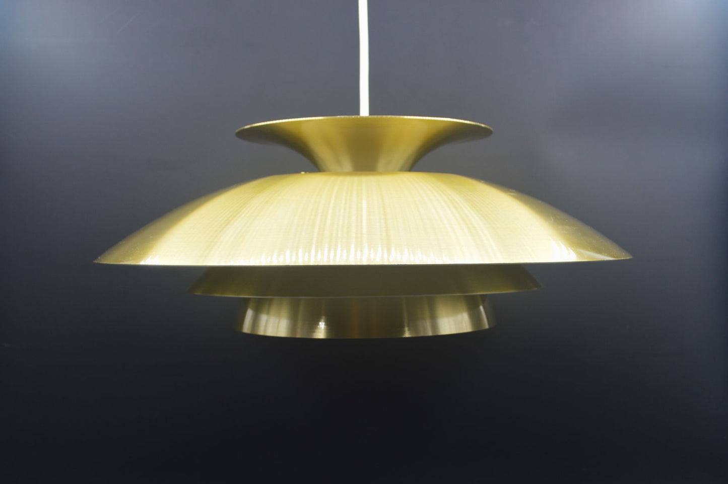 1970s goldene Jeka Metaltryk A/S Denmark Designlampe 1007-H Kurt Wiborg Design – dänische MCM Design Hängelampe
