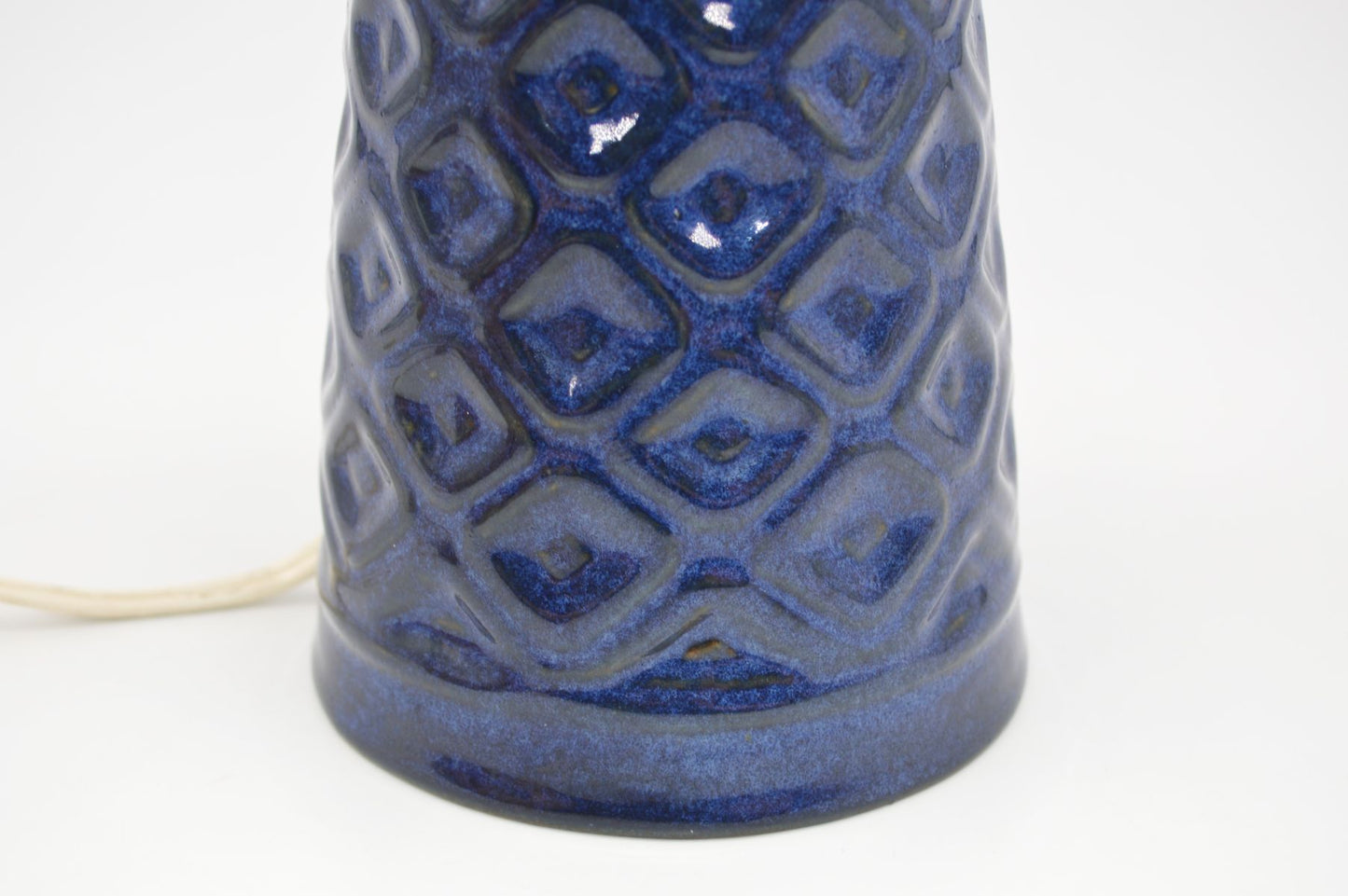 Vintage Lauritz Hjoth Bornholm MCM Tischlampe mit geometrischem Dekor Dänemark 1950s Danish Modern handgearbeitete Kunstkeramik