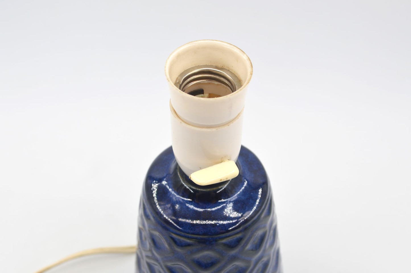 Vintage Lauritz Hjoth Bornholm MCM Tischlampe mit geometrischem Dekor Dänemark 1950s Danish Modern handgearbeitete Kunstkeramik