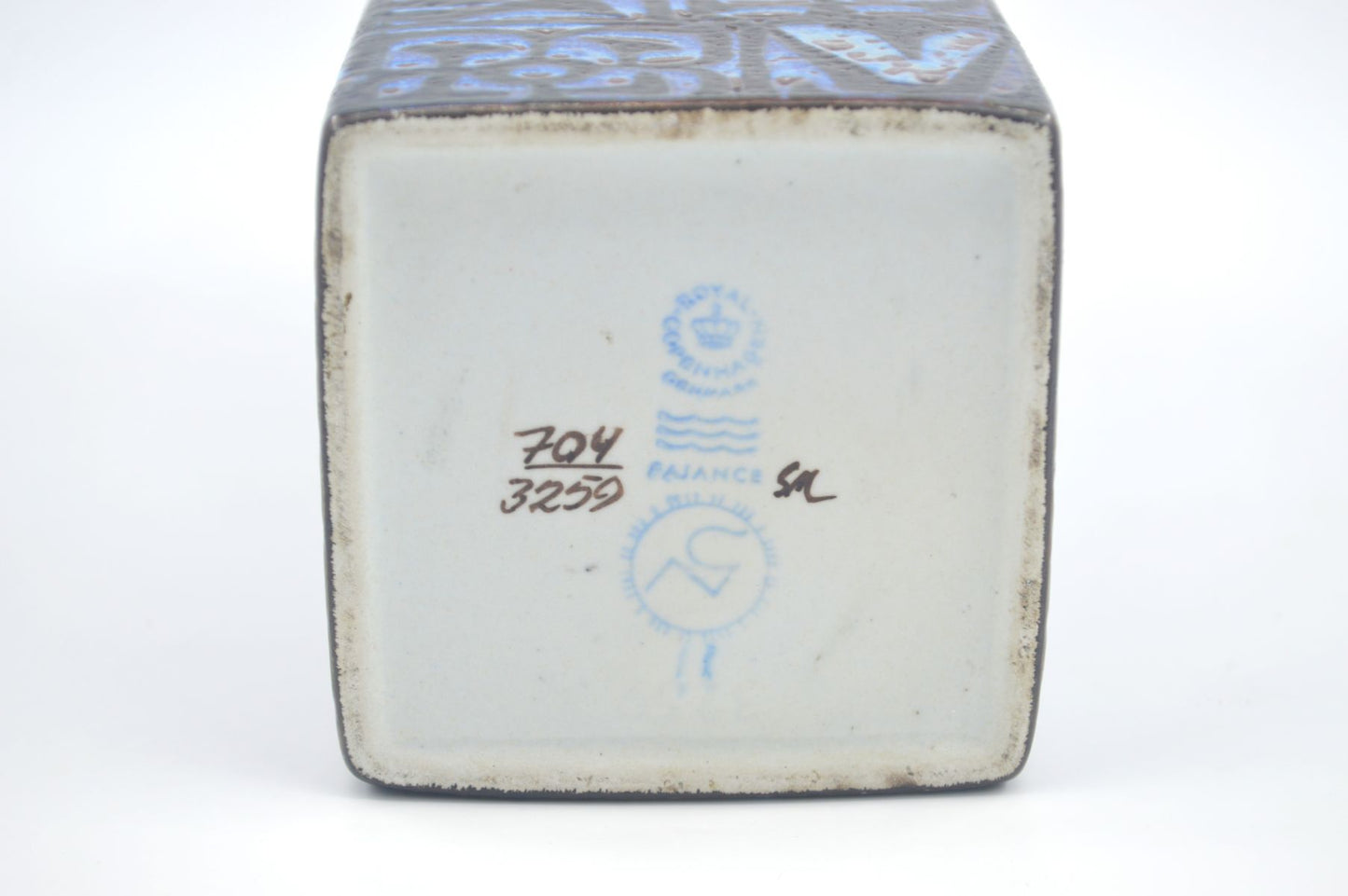 Vintage Royal Copenhagen Nils Thorsson Baca Fajance Vase 704/3259 im seltenen blau-schwarzen Design 1970s Mid-Century Danish Modern Design