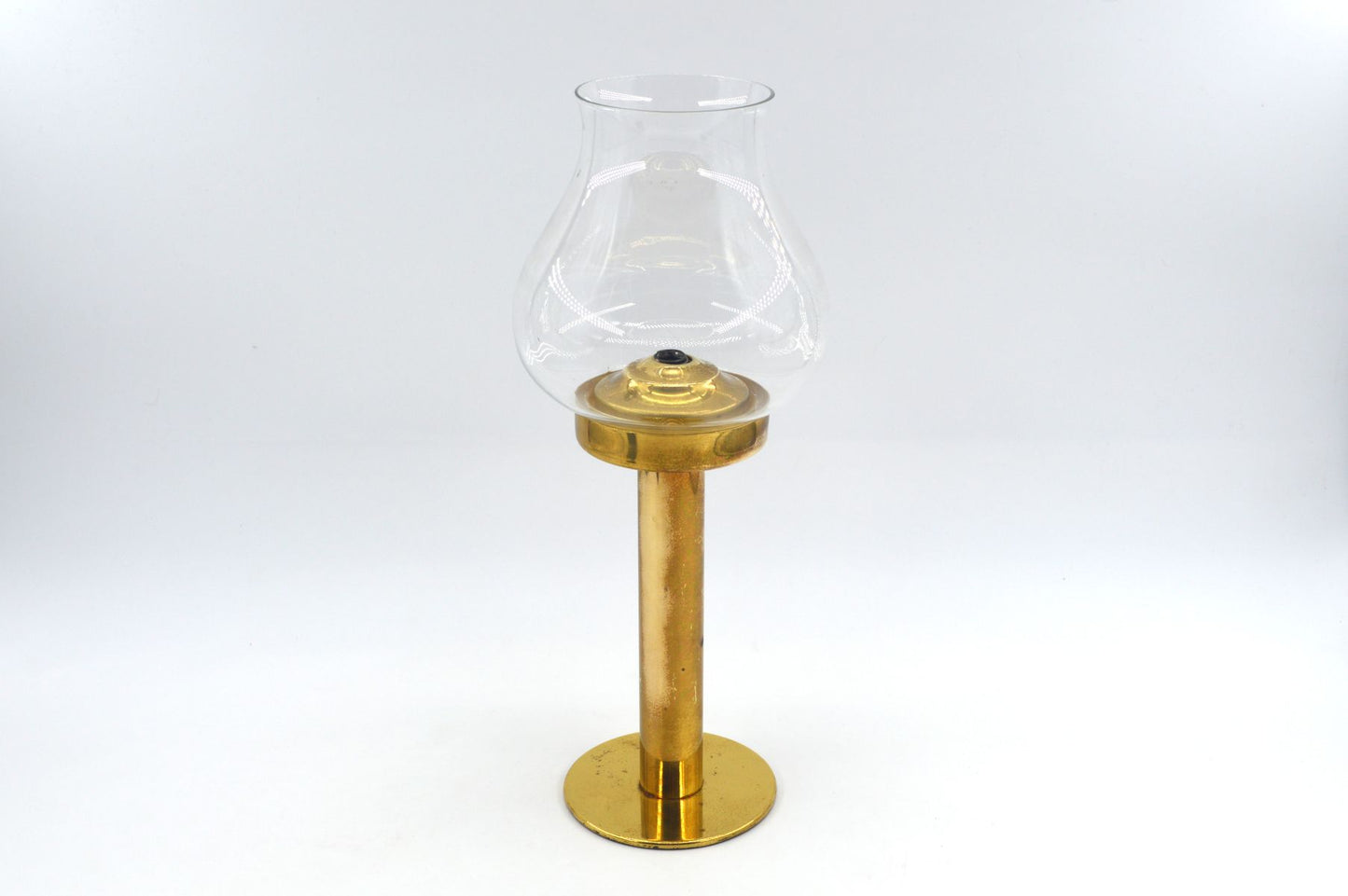 Original Hans Agne Jakobsson Markaryd Design Kerzenhalter L102/32 1960s Schwedischer Design Designklassiker aus Messing mit Glaslampenschirm