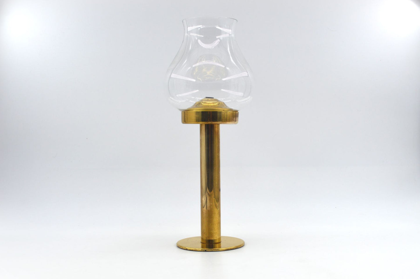 Original Hans Agne Jakobsson Markaryd Design Kerzenhalter L102/32 1960s Schwedischer Design Designklassiker aus Messing mit Glaslampenschirm