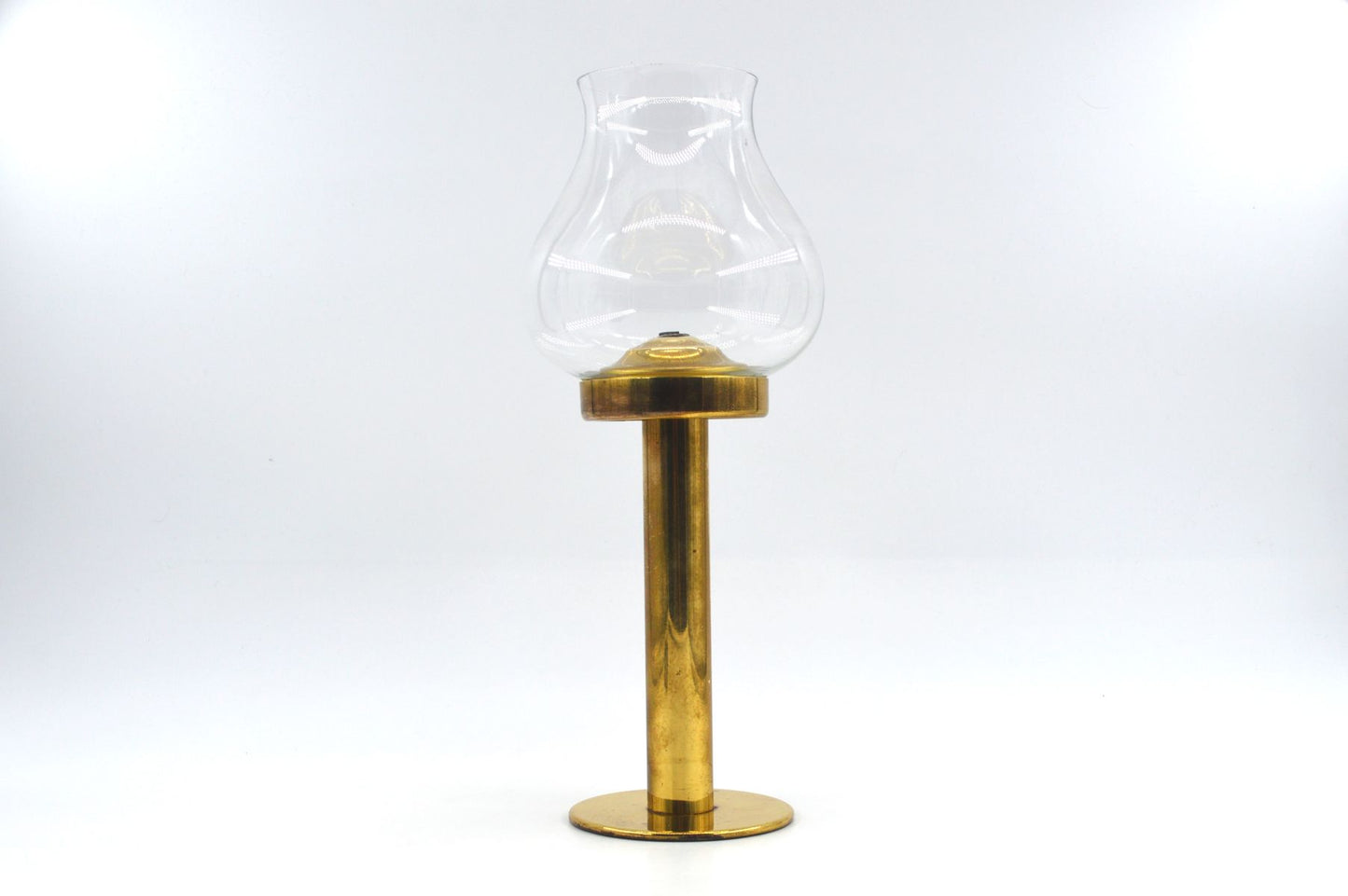 Original Hans Agne Jakobsson Markaryd Design Kerzenhalter L102/32 1960s Schwedischer Design Designklassiker aus Messing mit Glaslampenschirm