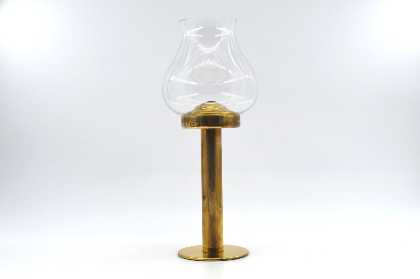 Original Hans Agne Jakobsson Markaryd Design Kerzenhalter L102/32 1960s Schwedischer Design Designklassiker aus Messing mit Glaslampenschirm