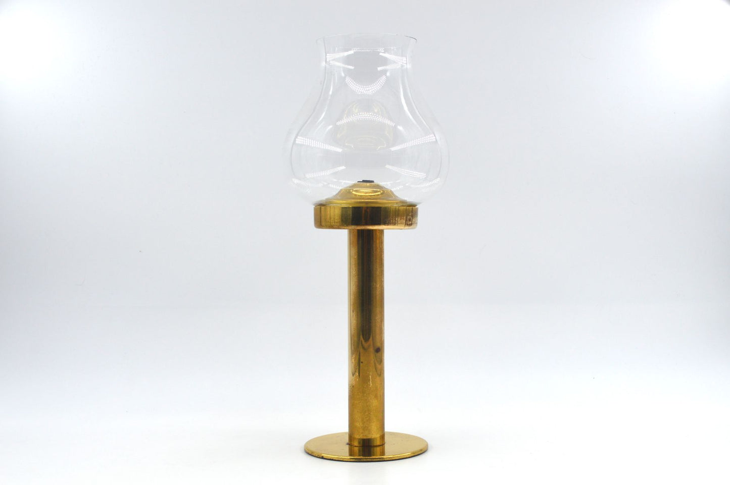 Original Hans Agne Jakobsson Markaryd Design Kerzenhalter L102/32 1960s Schwedischer Design Designklassiker aus Messing mit Glaslampenschirm