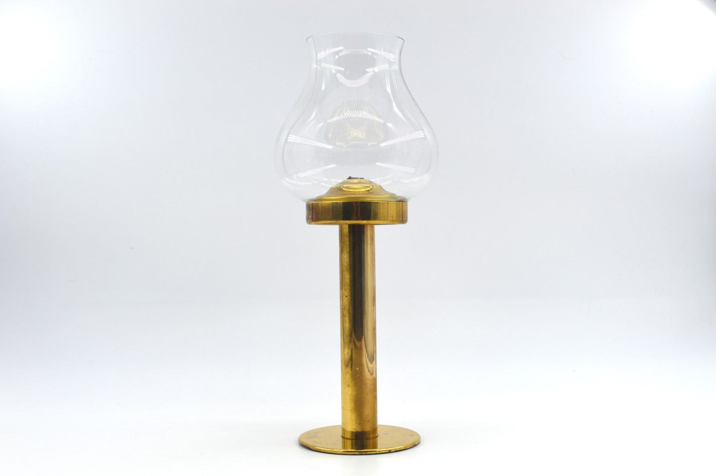 Original Hans Agne Jakobsson Markaryd Design Kerzenhalter L102/32 1960s Schwedischer Design Designklassiker aus Messing mit Glaslampenschirm