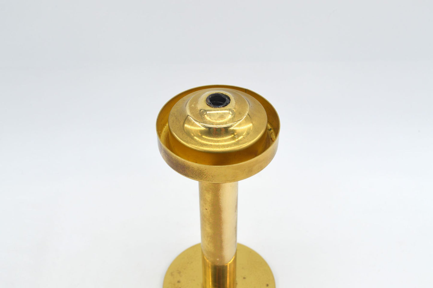 Original Hans Agne Jakobsson Markaryd Design Kerzenhalter L102/32 1960s Schwedischer Design Designklassiker aus Messing mit Glaslampenschirm