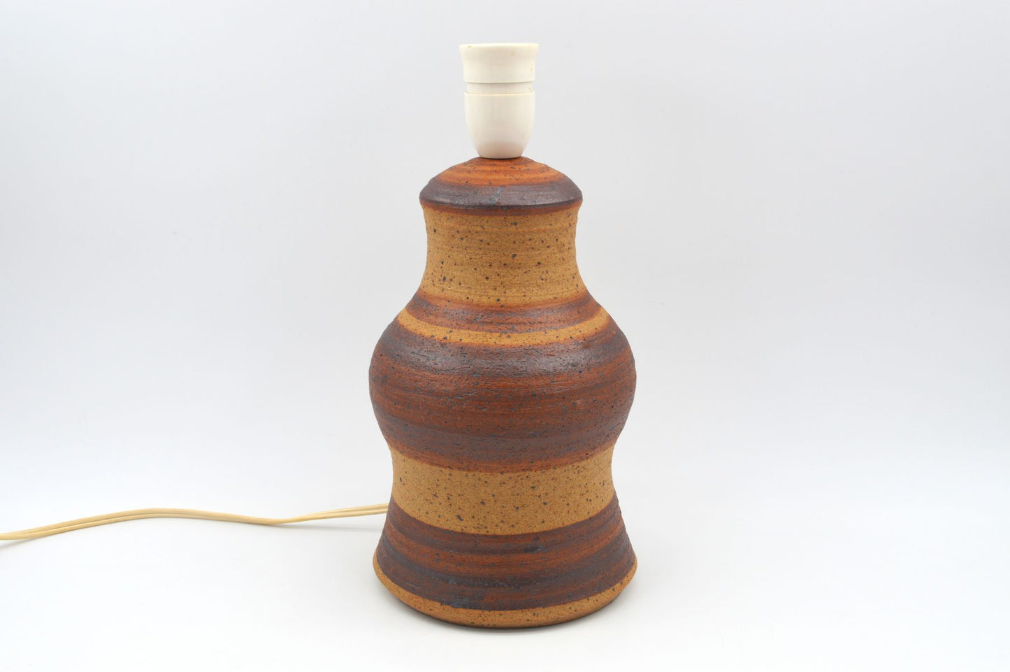 Zeitgenössische moderne Studiokeramik Lampe Gavehuset Herning Dänemark skulpturale Tischlampe 1970s brutalistische Kunstkeramik Danish Design