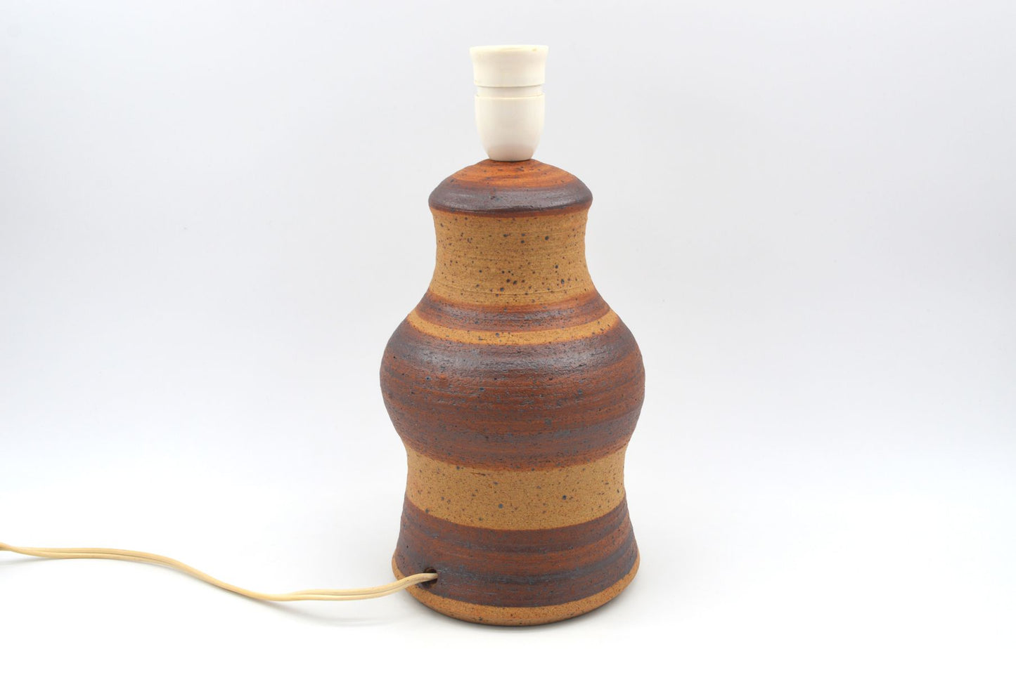 Zeitgenössische moderne Studiokeramik Lampe Gavehuset Herning Dänemark skulpturale Tischlampe 1970s brutalistische Kunstkeramik Danish Design