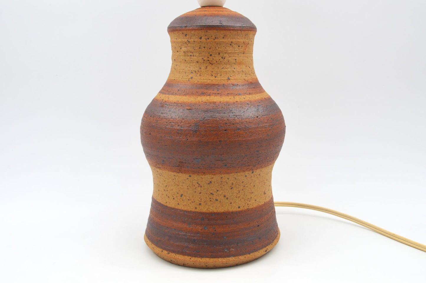 Zeitgenössische moderne Studiokeramik Lampe Gavehuset Herning Dänemark skulpturale Tischlampe 1970s brutalistische Kunstkeramik Danish Design