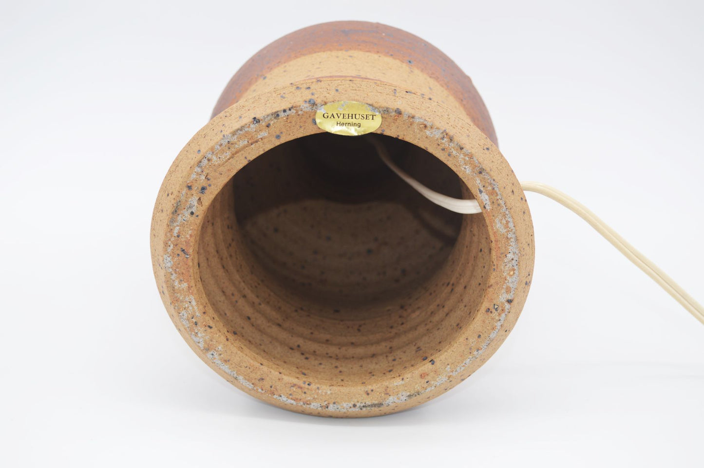 Zeitgenössische moderne Studiokeramik Lampe Gavehuset Herning Dänemark skulpturale Tischlampe 1970s brutalistische Kunstkeramik Danish Design