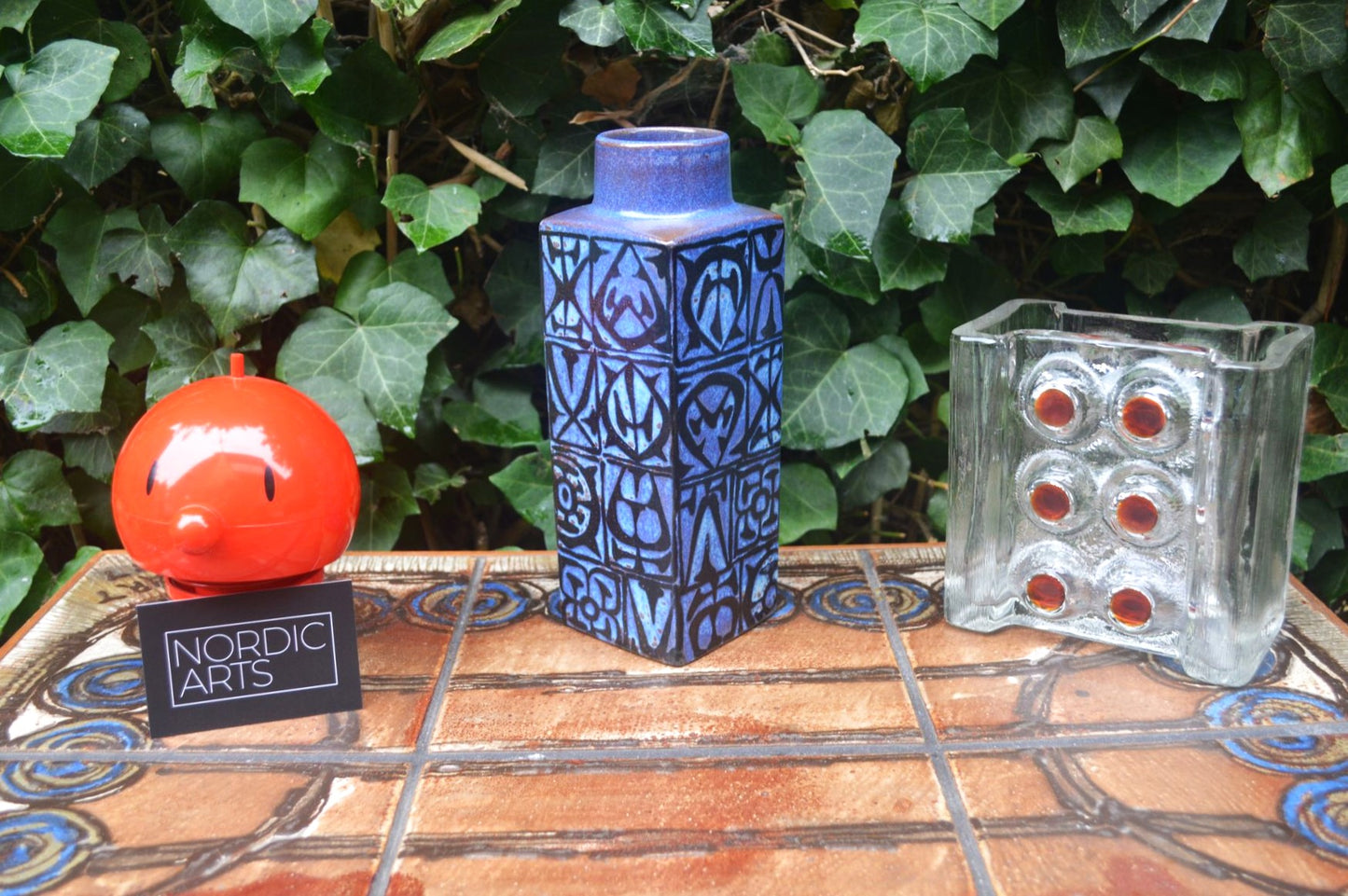 Vintage Royal Copenhagen Nils Thorsson Baca Fajance Vase 704/3259 im seltenen blau-schwarzen Design 1970s Mid-Century Danish Modern Design